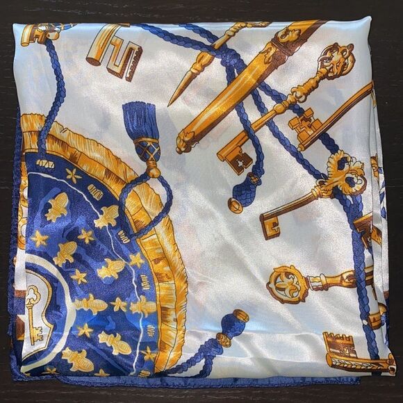 Silky scarf with key printed all over - Picture 4 of 4